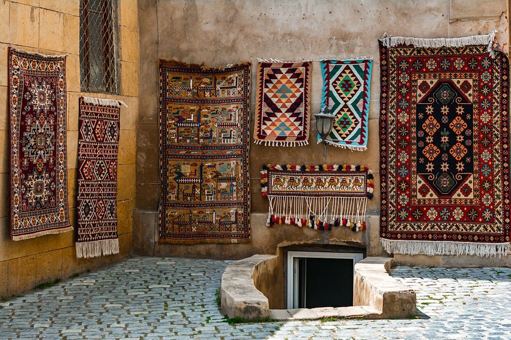 Fusion of Tradition and Modernism in Pakistani Rugs